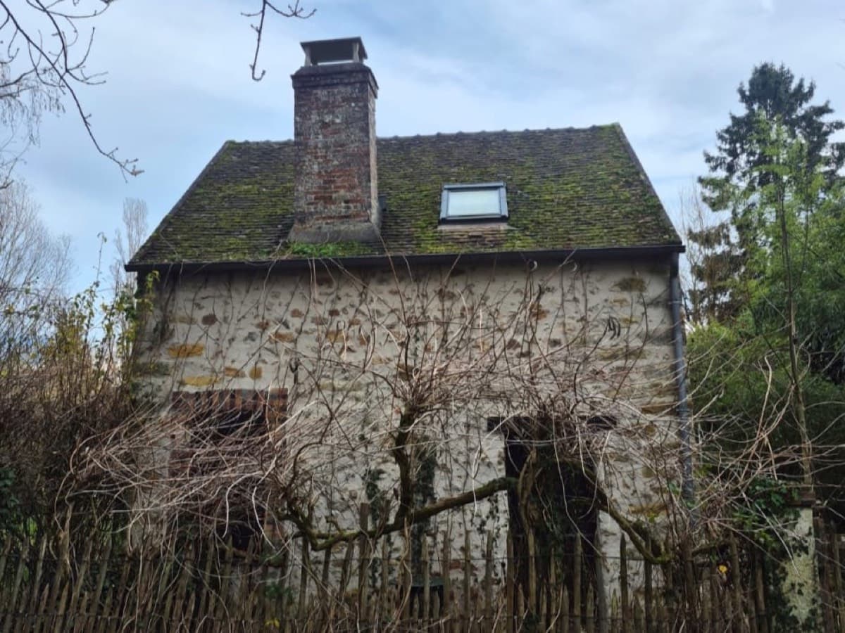 Maison meulière avant rénovation, couverture vieillissante avec mousses