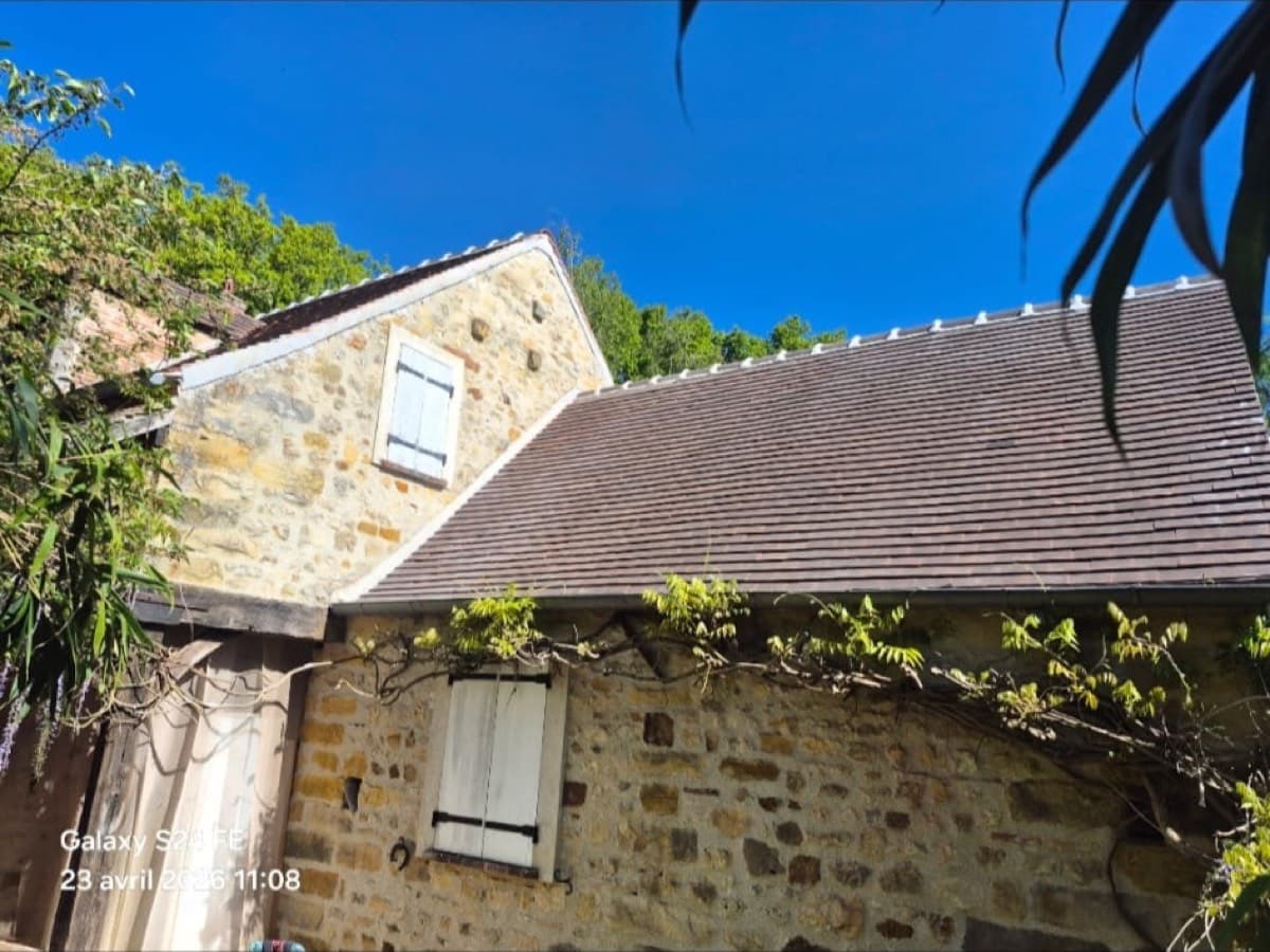 Maison meulière après rénovation, toit neuf tuile mécanique brune