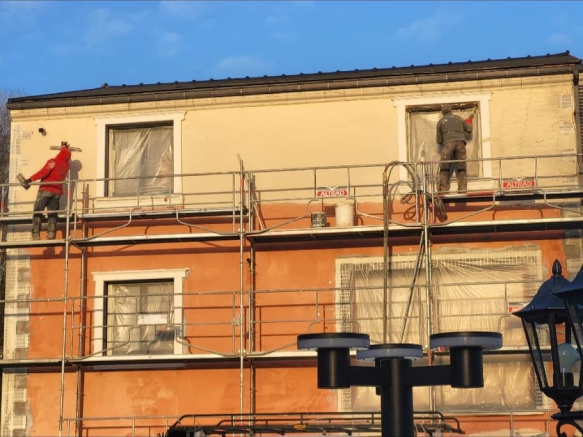 Pavillon en cours de ravalement et recouverture, échafaudage et équipe Halnais sur place