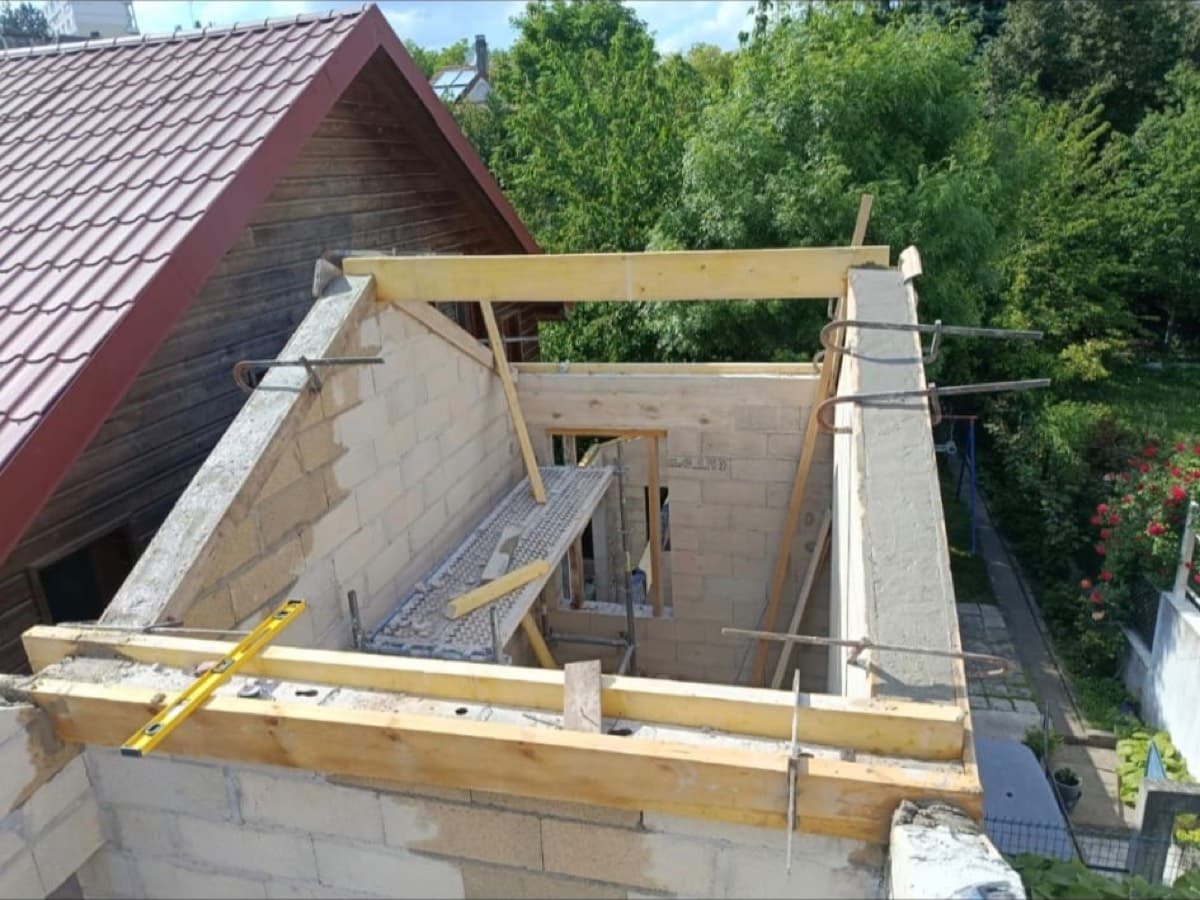Surélévation pavillon avec charpente bois apparente, vue de l'intérieur