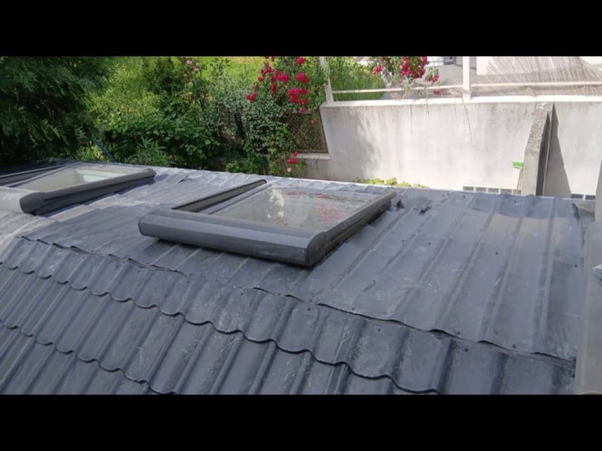Velux posé avec habillage zinc et raccord tuile grise, étape finale