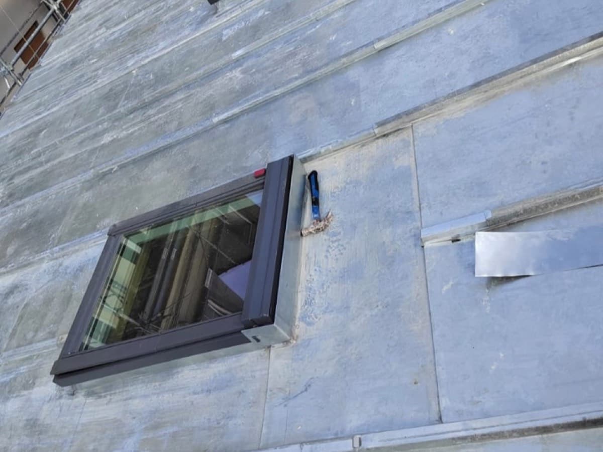 Toit zinc joint debout avec Velux sur immeuble haussmannien limitrophe Paris